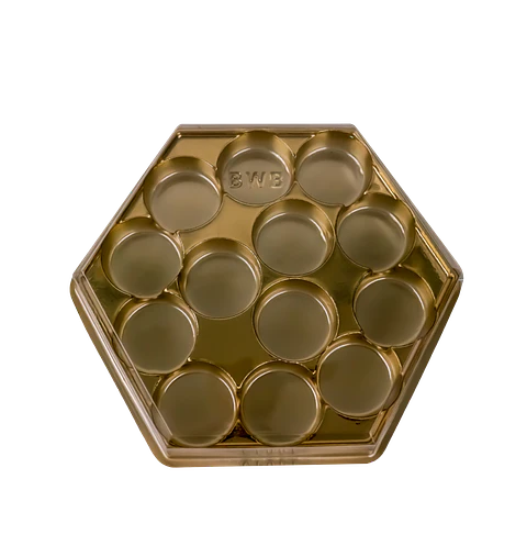 CAJA HEXAGONAL PARA DULCES 13 CAVIDADES DORADO
