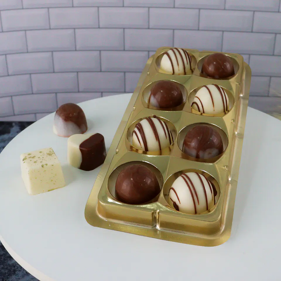 CAJA RECTANGULAR PARA TRUFAS Y CHOCOLATES CON 8 CAVIDADES - DORADA 2