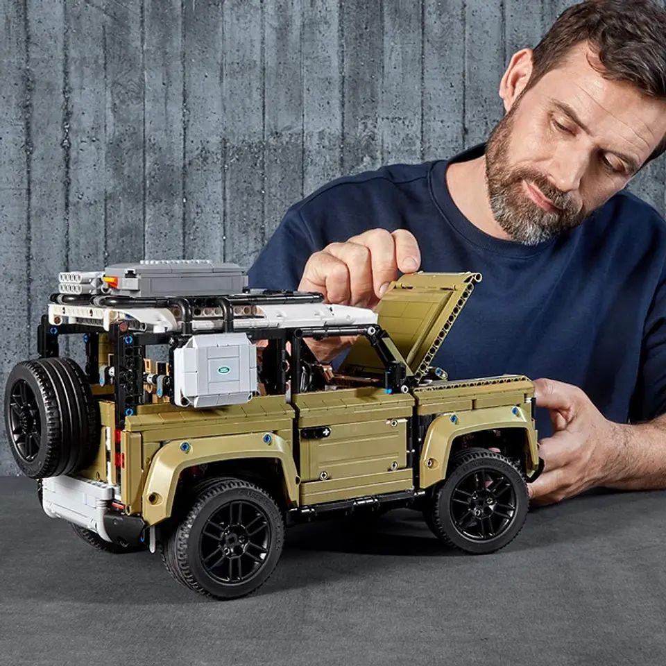 LEGO Technic Land Rover Defender - 42110 2