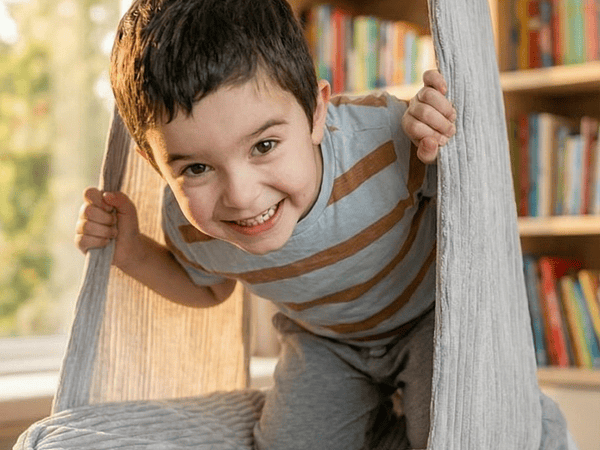 La guerra diaria de las pantallas tiene solución — y empieza por cómo ambientas los espacios de tus niños