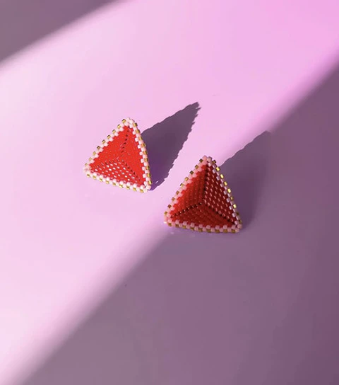 Aros Sankaku Rojo Y Rosado Con Detalles En Oro. Pendientes