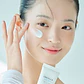 SKIN1004 Madagascar Centella Hyalu-Cica Water-Fit Sun Serum SPF50+ PA++++ - Miniatura 3