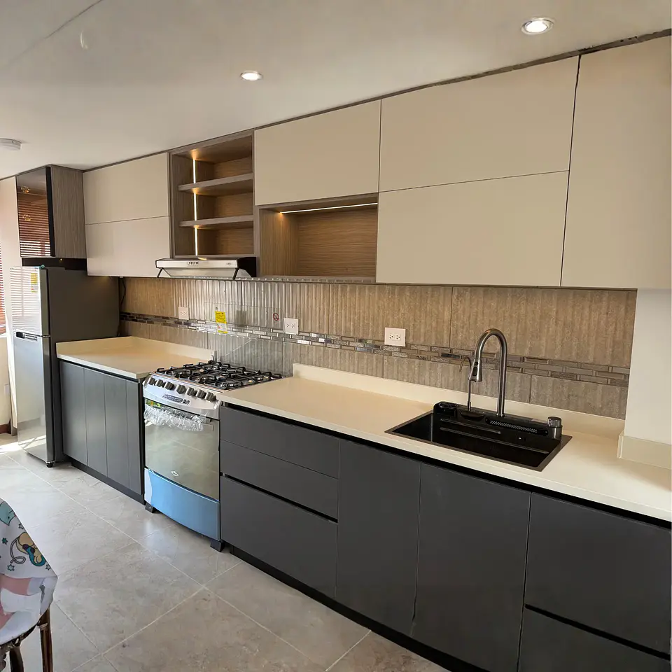 Cocina Gris y Madera 1