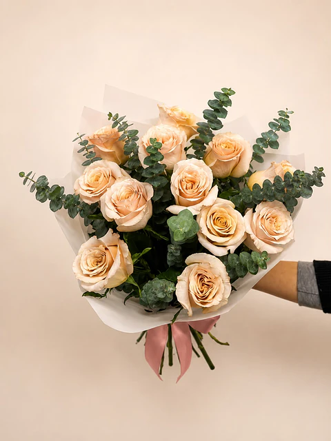 Ramo de 12 Rosas Rosadas Shimmer y Eucalipto