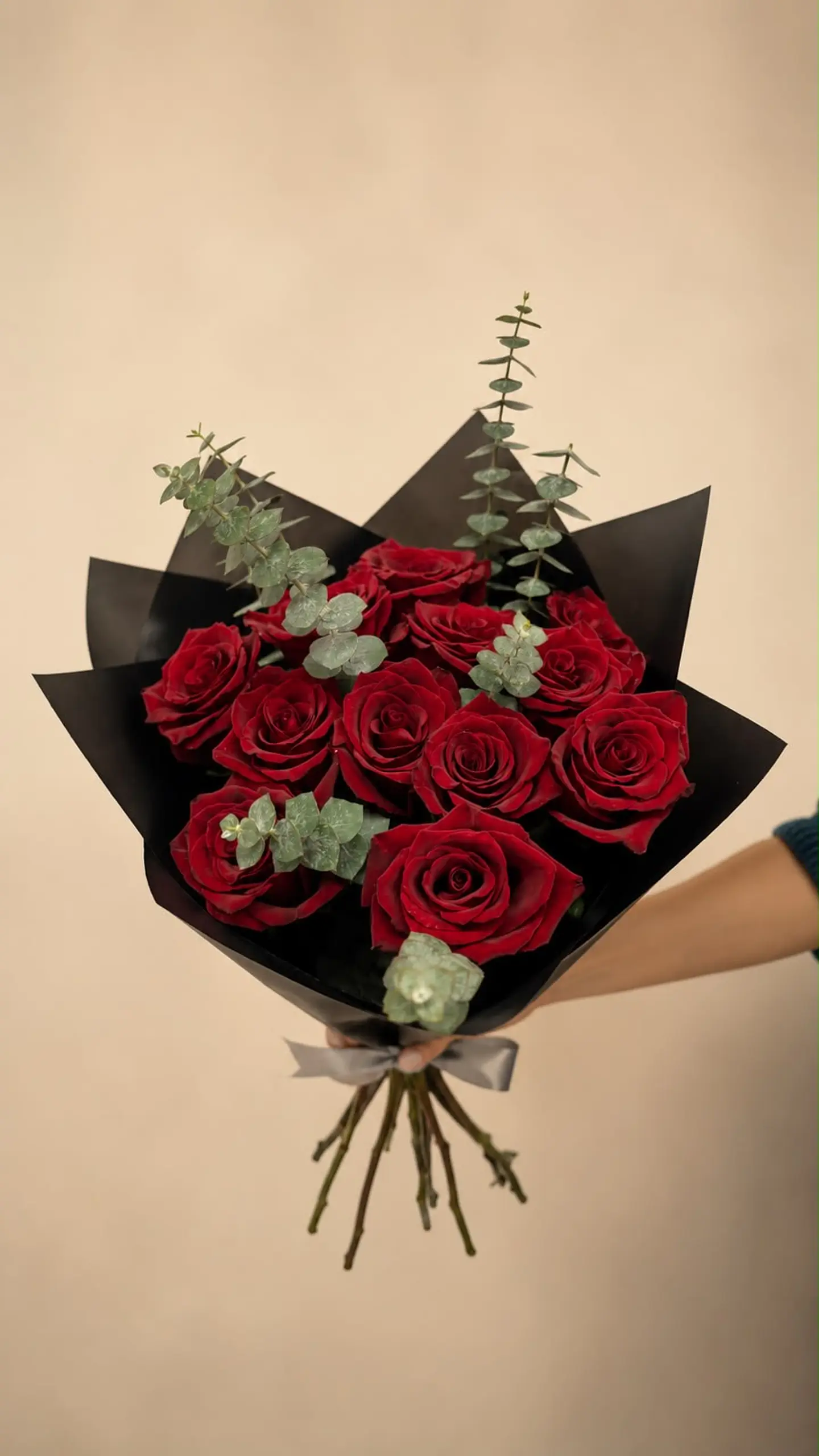 Ramo de 12 Rosas Rojas y eucalipto 2