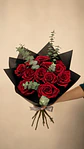Ramo de 12 Rosas Rojas y eucalipto - Miniatura 2