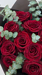 Ramo de 12 Rosas Rojas y eucalipto - Miniatura 3