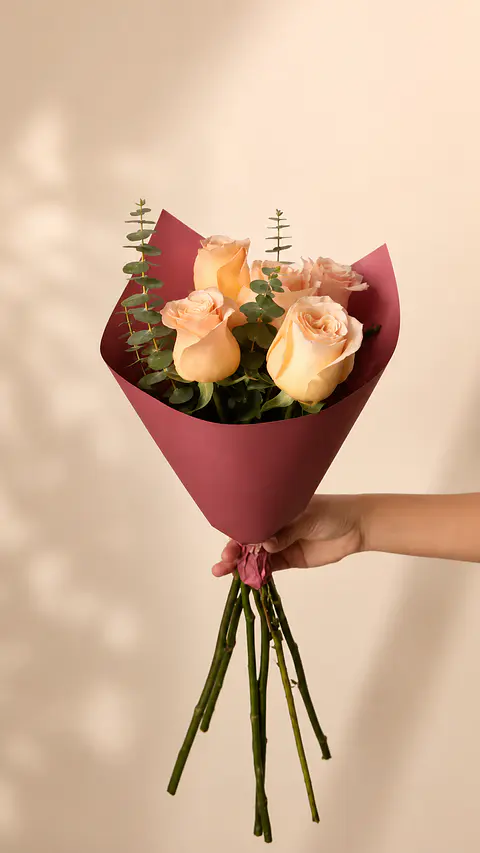 Ramo de 5 Rosas Rosadas y Eucalipto
