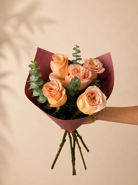 Ramo de 5 Rosas Rosadas y Eucalipto