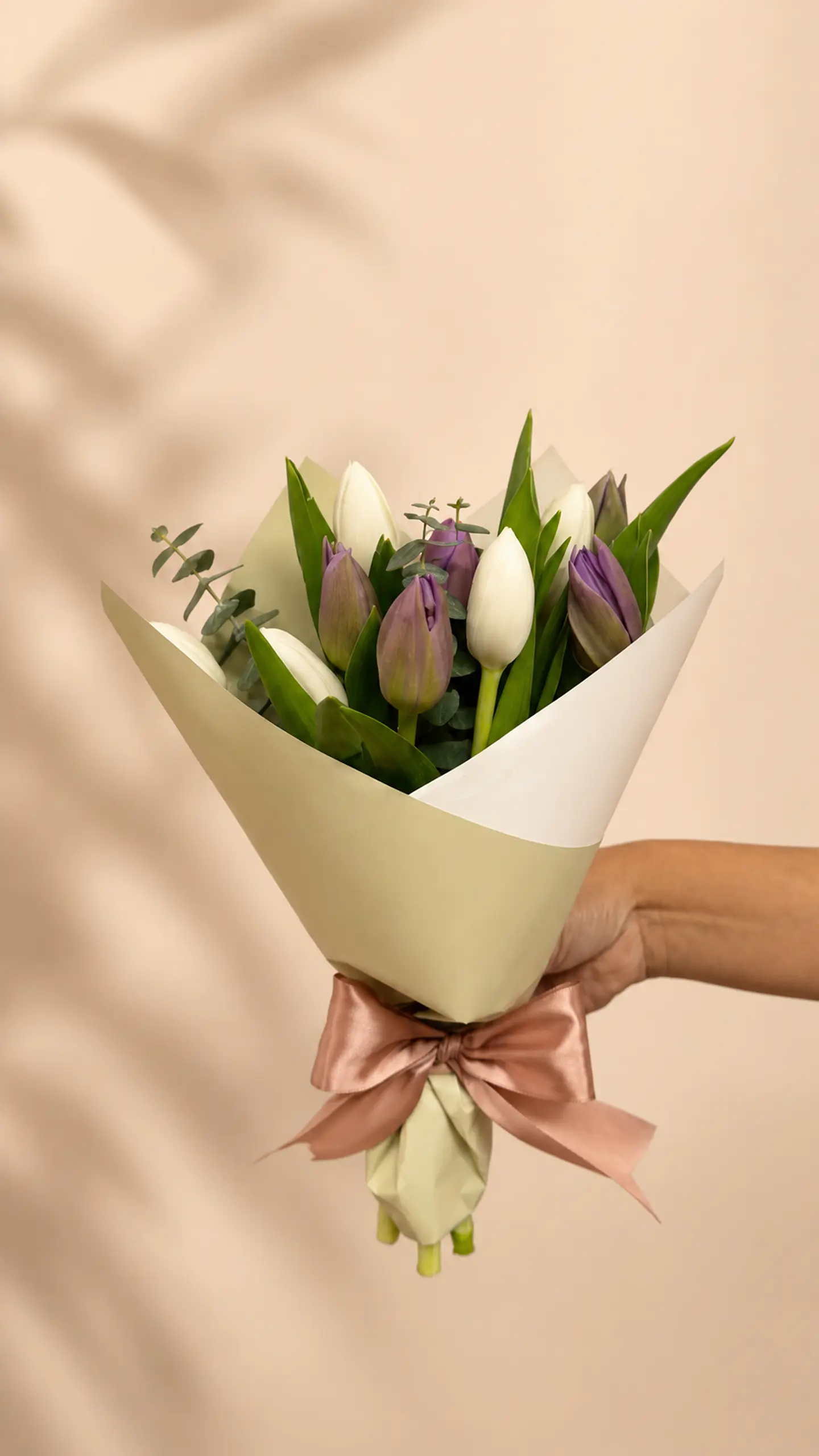 Ramo de 10 Tulipanes Mix y Eucalipto 1