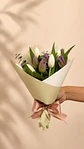Ramo de 10 Tulipanes Mix y Eucalipto - Miniatura 1
