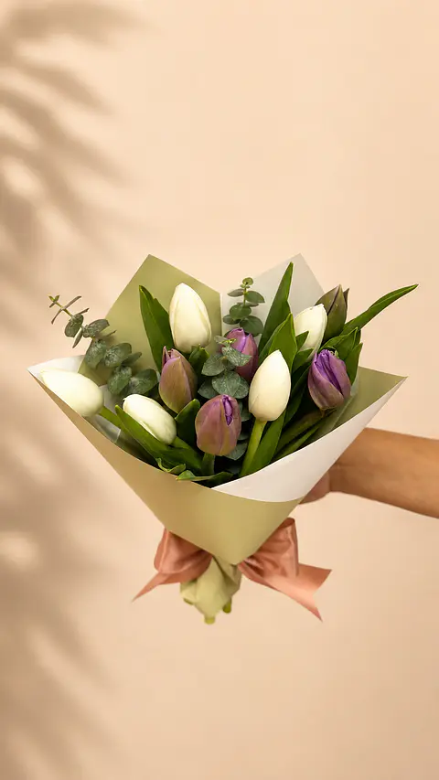 Ramo de 10 Tulipanes Mix y Eucalipto