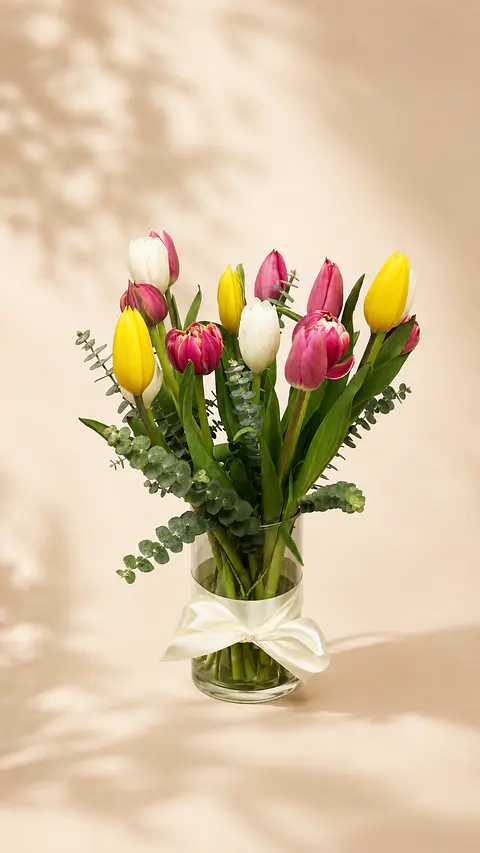 Florero de 15 Tulipanes y Eucalipto