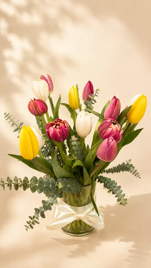 Florero de 15 Tulipanes y Eucalipto