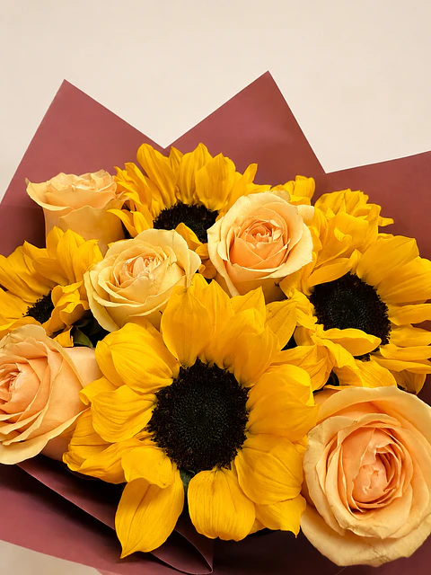 Ramo de Rosas y Girasoles