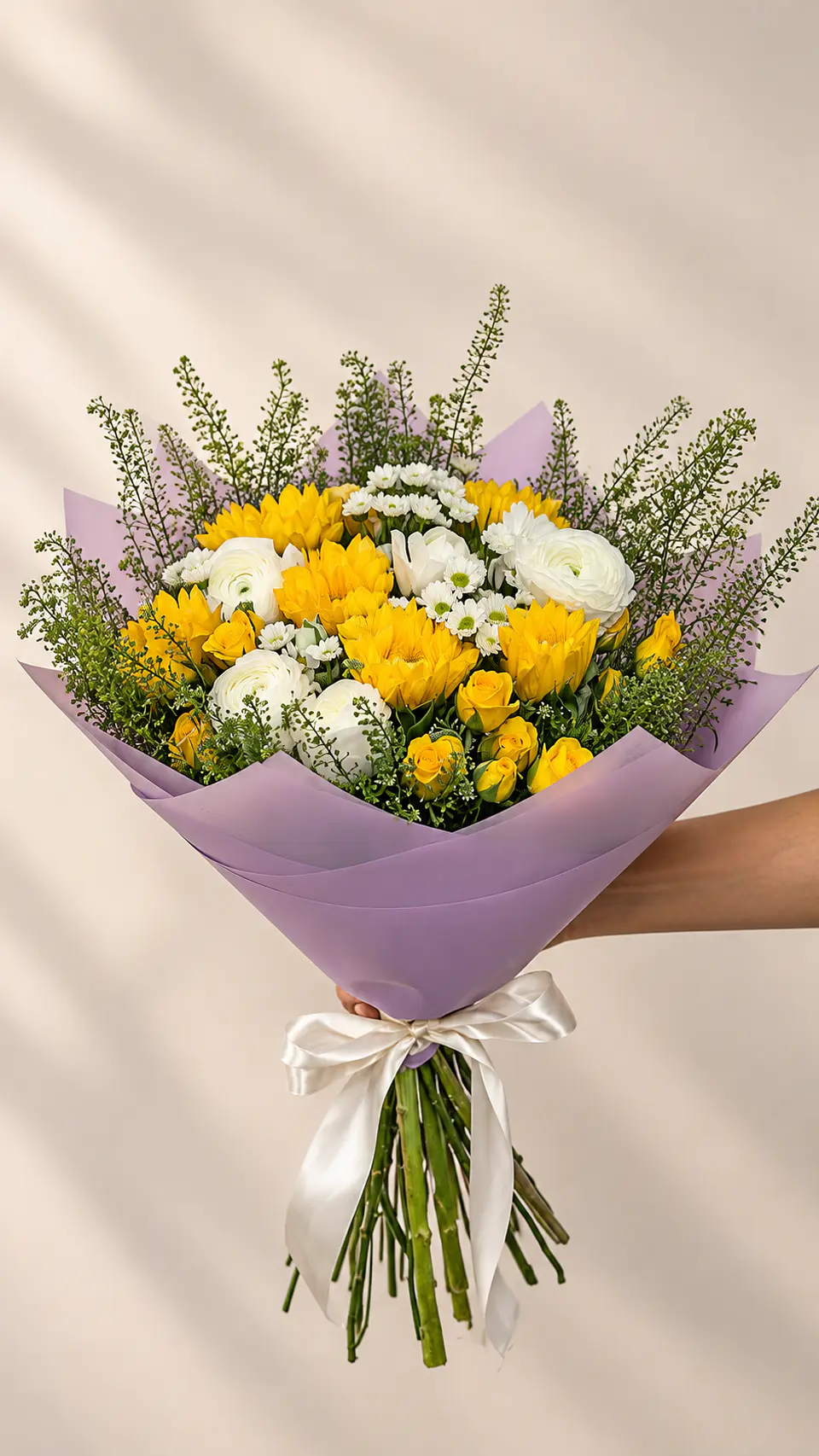 Ramo Liora – Mini Rosas y Girasoles - Flores Amarillas 1