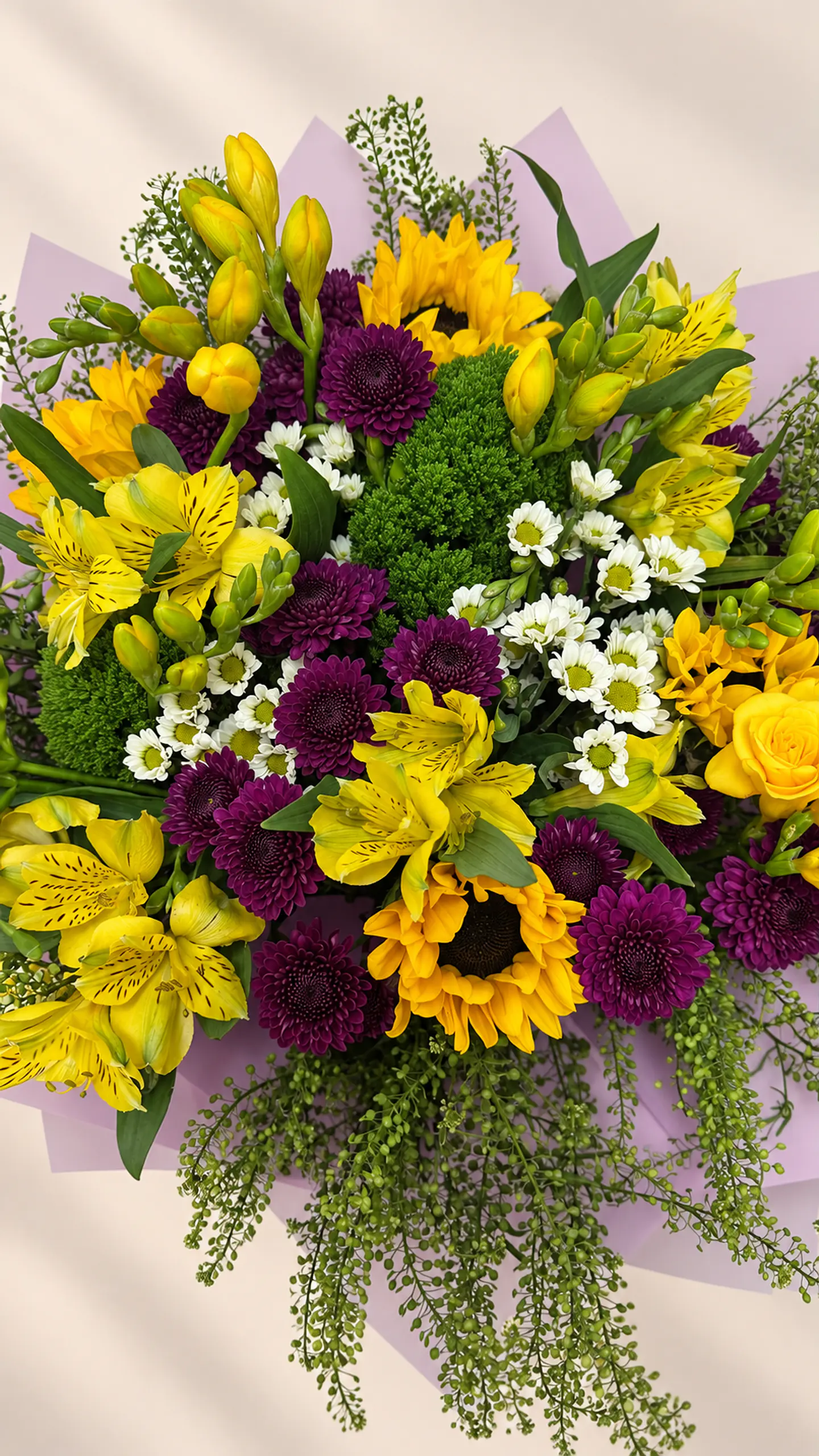 Ramo Zafira – Fresias, Girasoles y Alstroemerias - Flores Amarillas 3