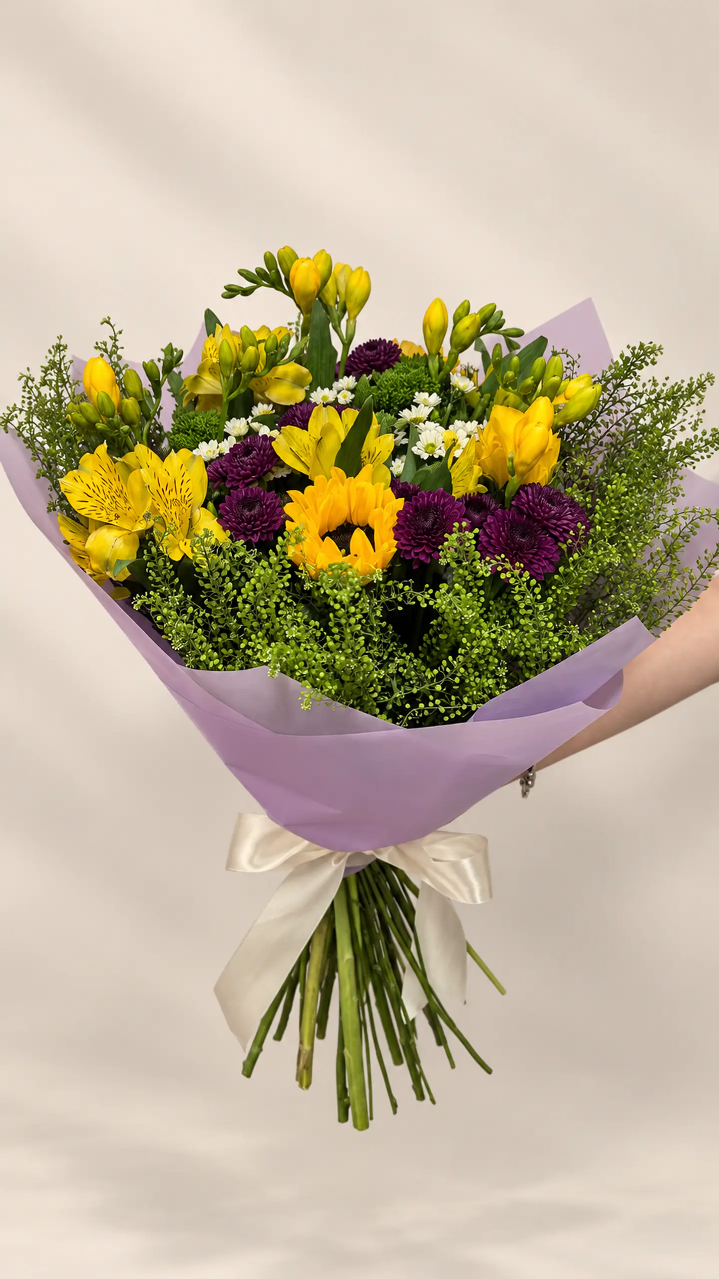 Ramo Zafira – Fresias, Girasoles y Alstroemerias - Flores Amarillas 1