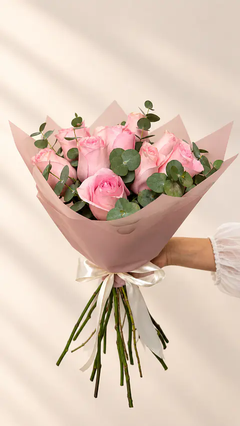 Ramo de 12 Rosas Rosadas y Follaje