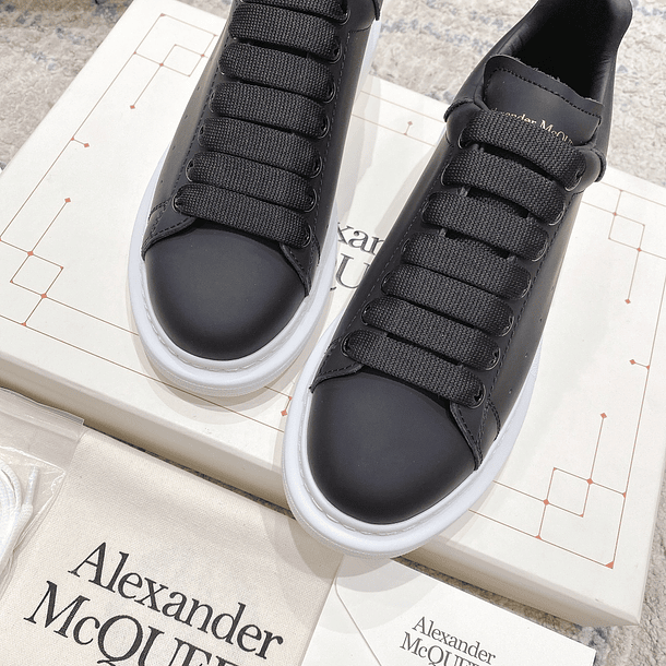 Alexander McQUEEN Oversized Black/Black/White 5