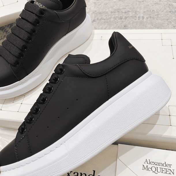 Alexander McQUEEN Oversized Black/Black/White 7