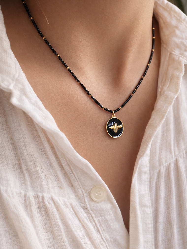 Collar Abeja Negra 2