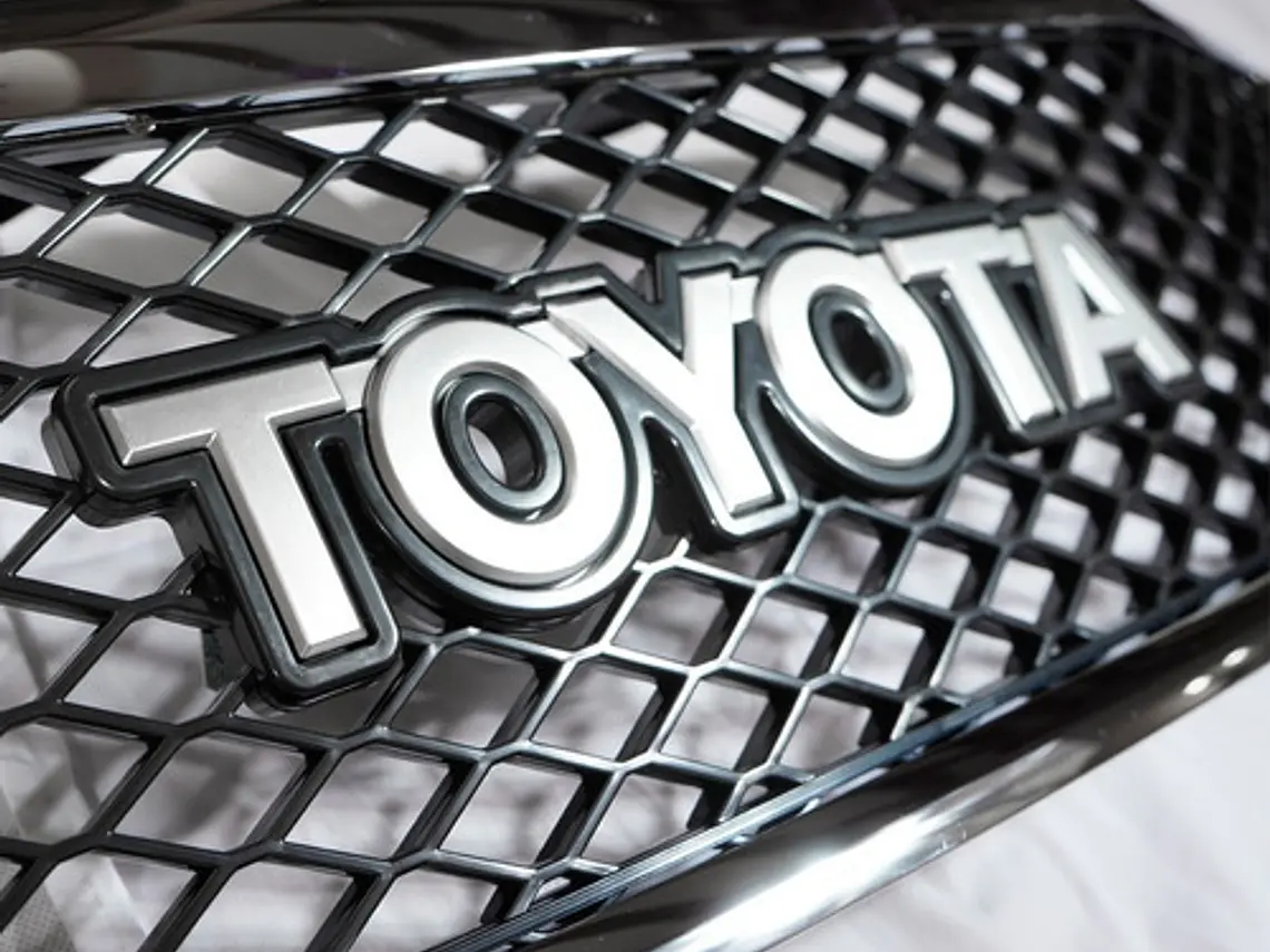 Mascara Cromada Toyota Hilux Vigo Con Logo 2012 - 2016 4