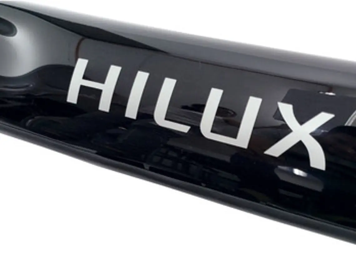 Deflector De Capot Negro Con Logo  Toyota Hilux  2006-2011 3