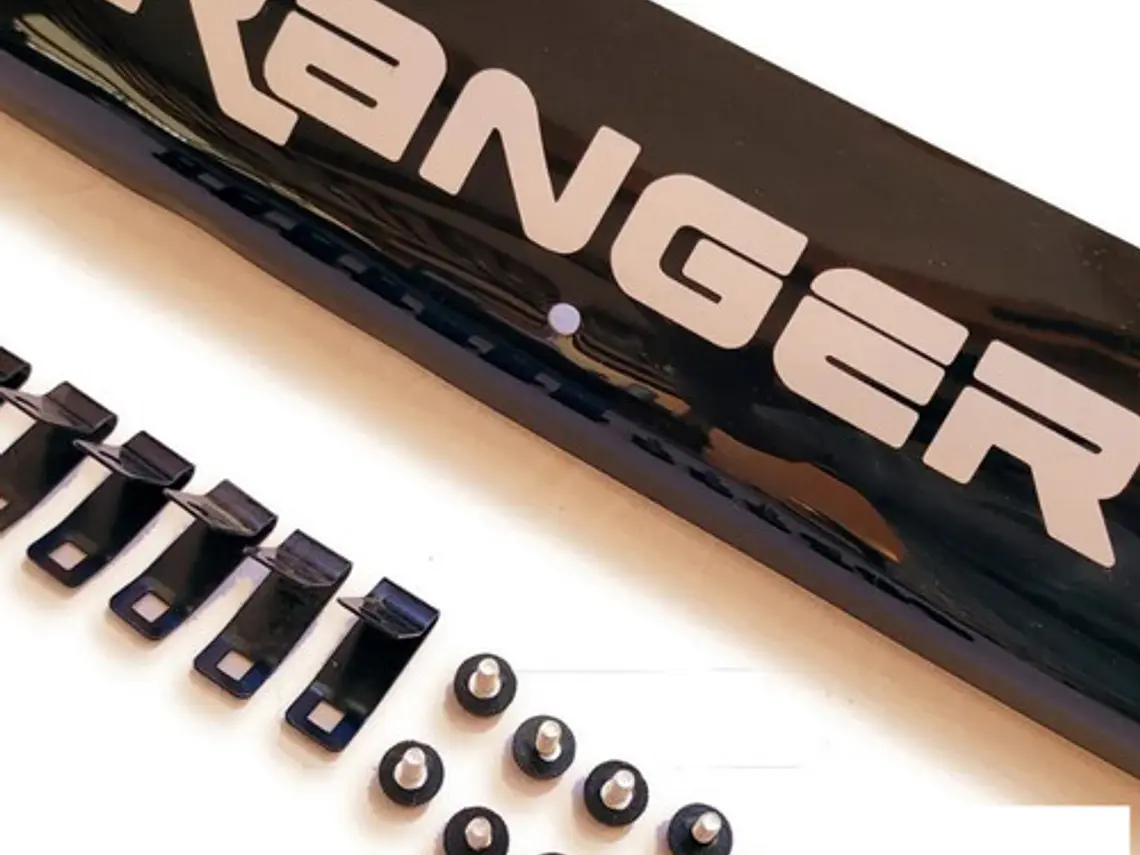 Deflector Capot Negro Con Logo Ford Ranger T7 2016 - 2021  3