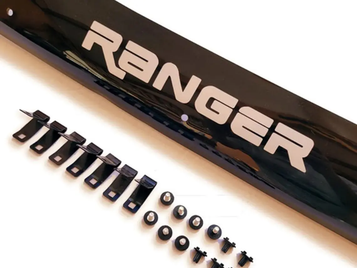 Deflector Capot Negro Con Logo Ford Ranger T7 2016 - 2021  4