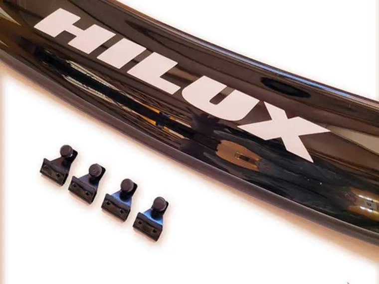 Deflector De Capot Negro Logo Toyota Hilux Revo 2016 - 2022  3