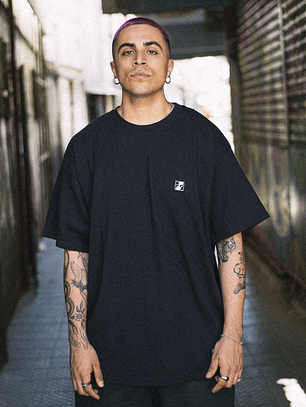 POLERA PARCHE LOGO SELVA NEGRA