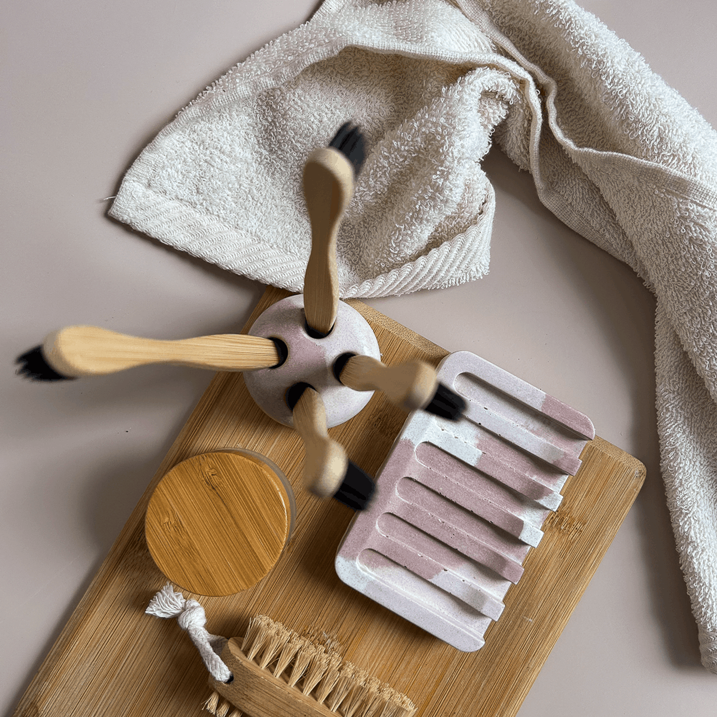 Coffret saboneteira e porta escovas Terra 1