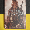 Bernard Cornwell - Terra em chamas: Nos ombros de um homem recai o destino de uma nação