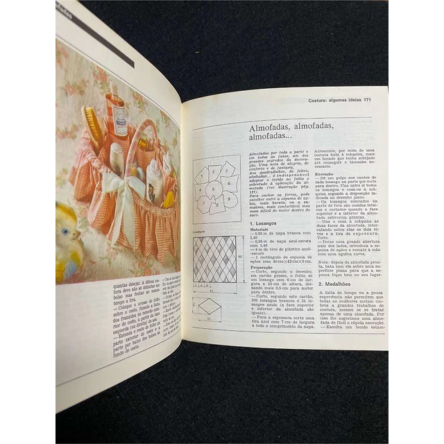 Enciclopédia prática: Verbo de lavores femininos. Volume 1