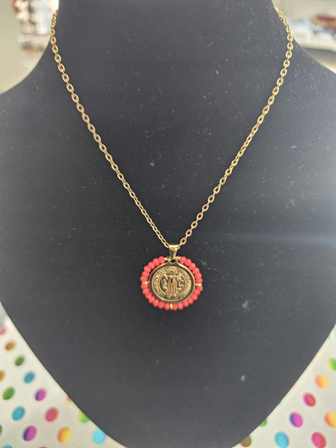 Colares Dourados Religiosos com Pedras 3