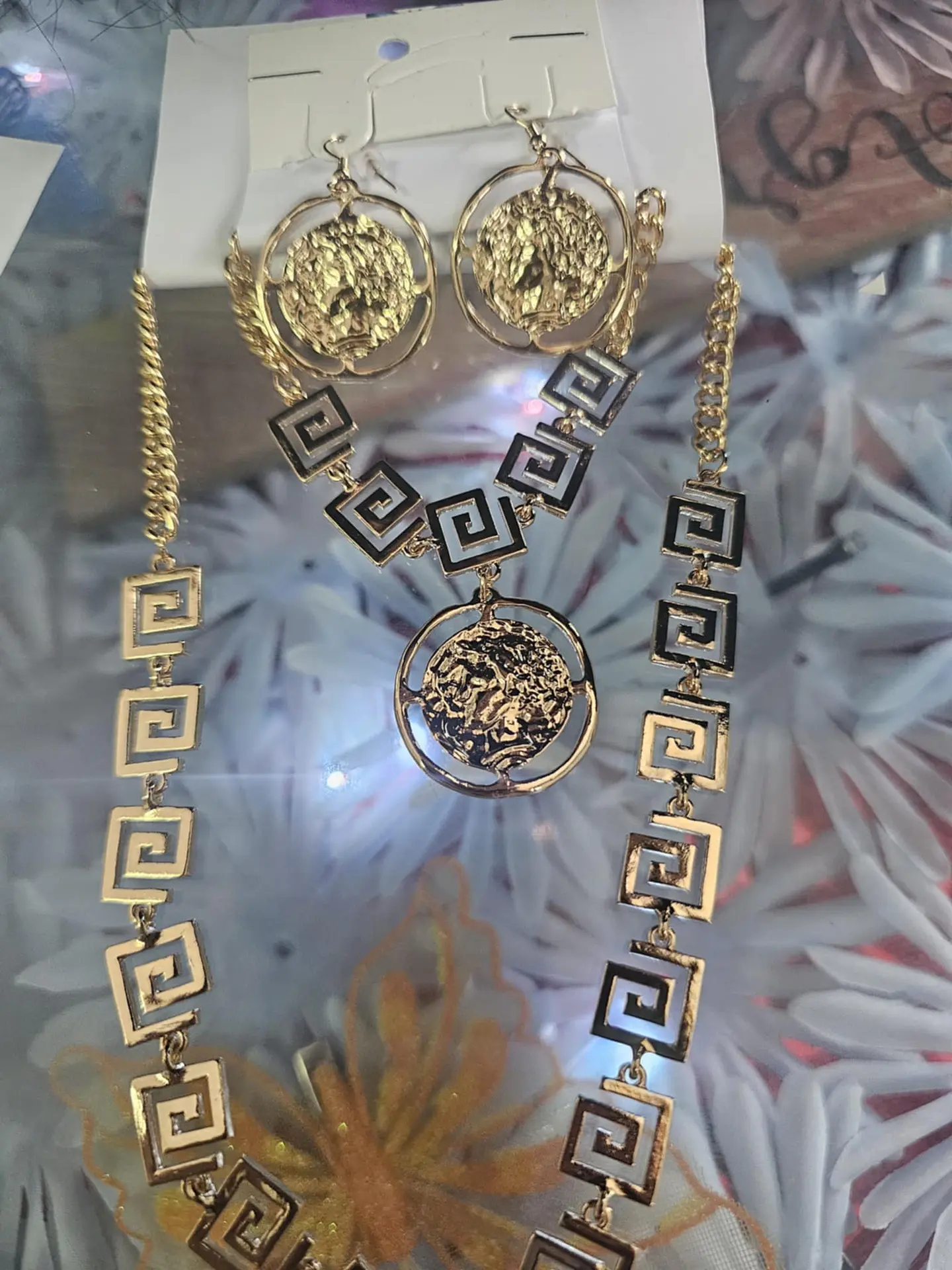 Conjunto de Colar pulseira e Brincos Medalhão Dourado 1