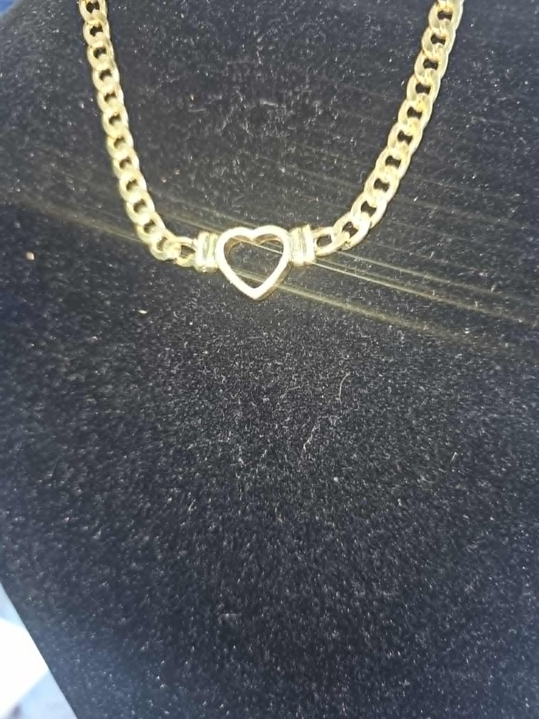 Conjunto de Colar e pulseira Dourados com Detalhe de Coração 2