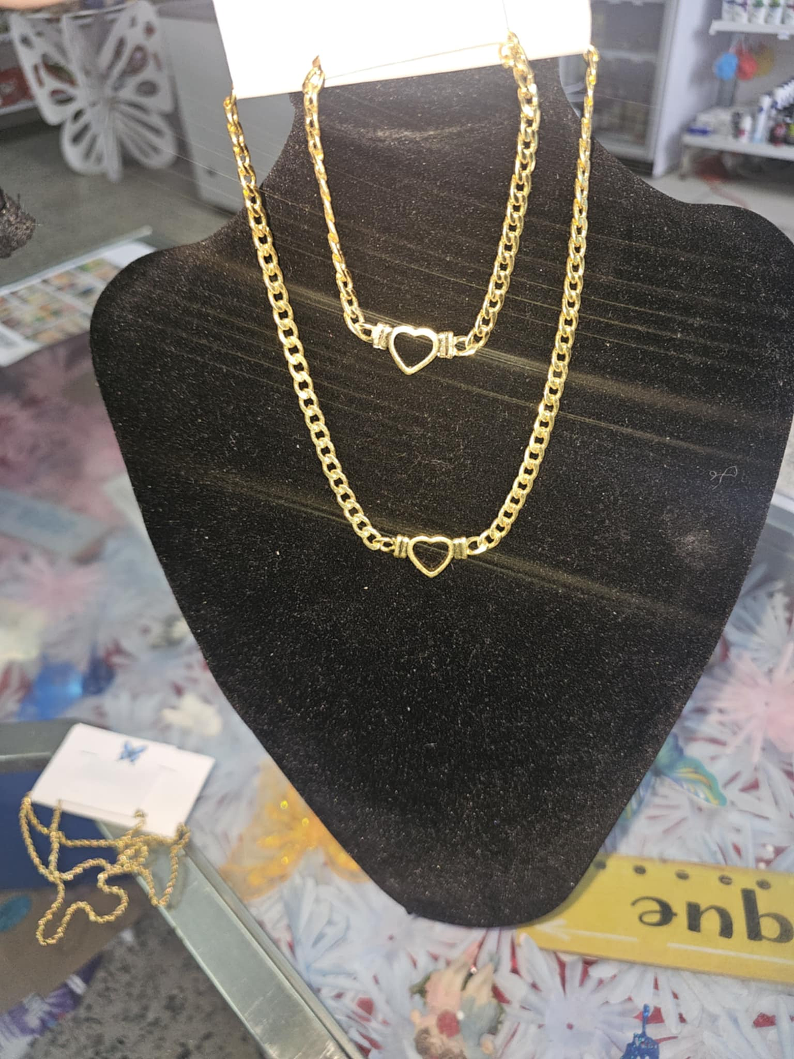 Conjunto de Colar e pulseira Dourados com Detalhe de Coração 1