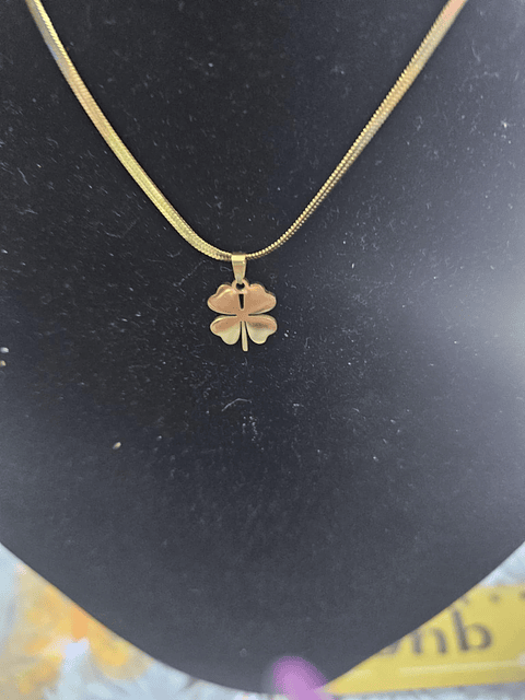 Colar em Aço Dourado com Pingente de Trevo da Sorte