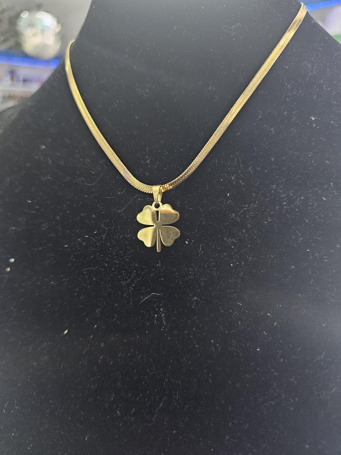 Colar em Aço Dourado com Pingente de Trevo da Sorte 2