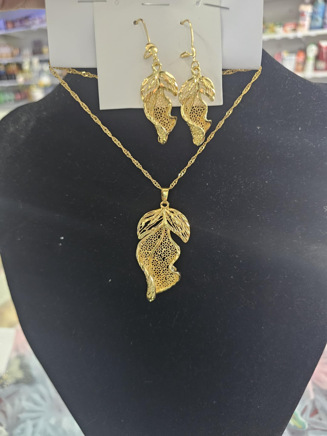  Conjunto Folha Dourada – Colar e Brincos Delicados 1