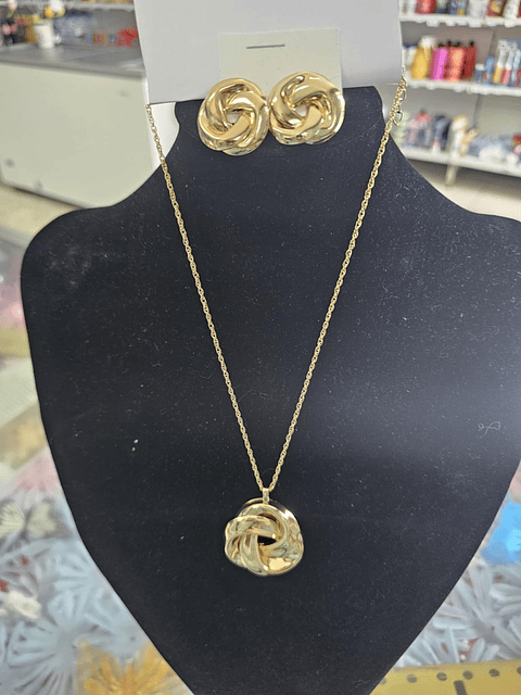 Conjunto Dourado Elegância Infinita – Colar e Brincos
