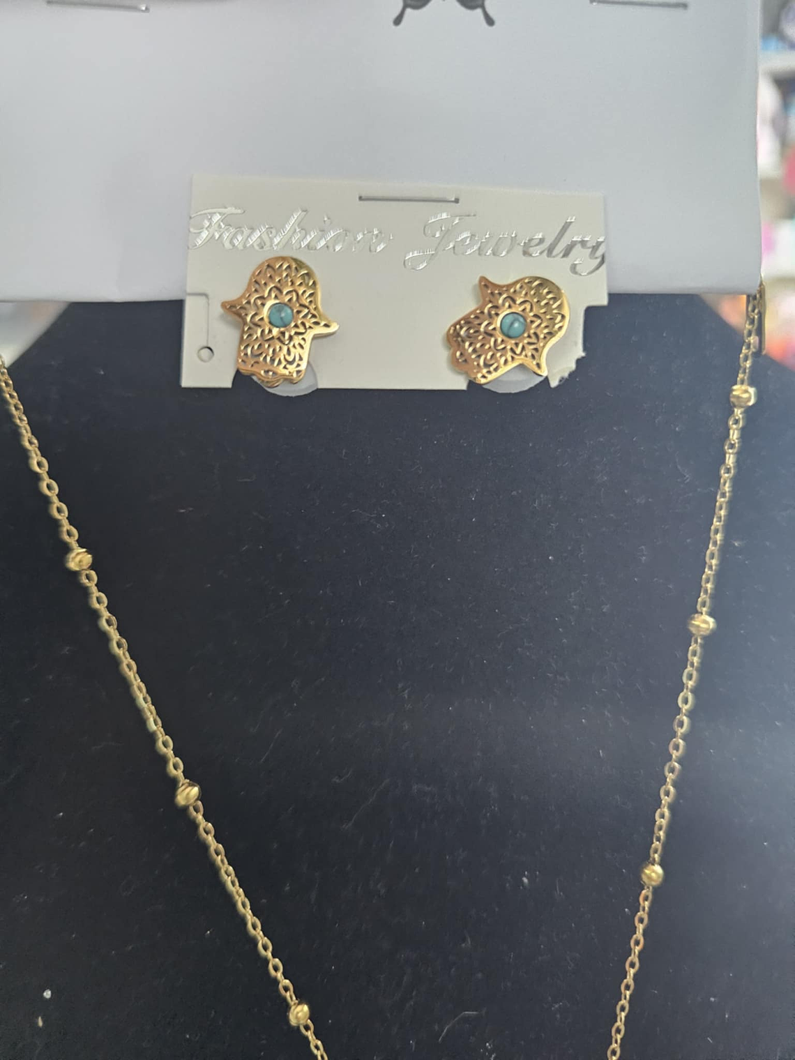 : Conjunto Dourado Hamsá – Colar e Brincos de Proteção 1