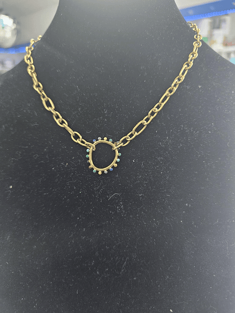 Colar Dourado com Pingente Circular Cravejado