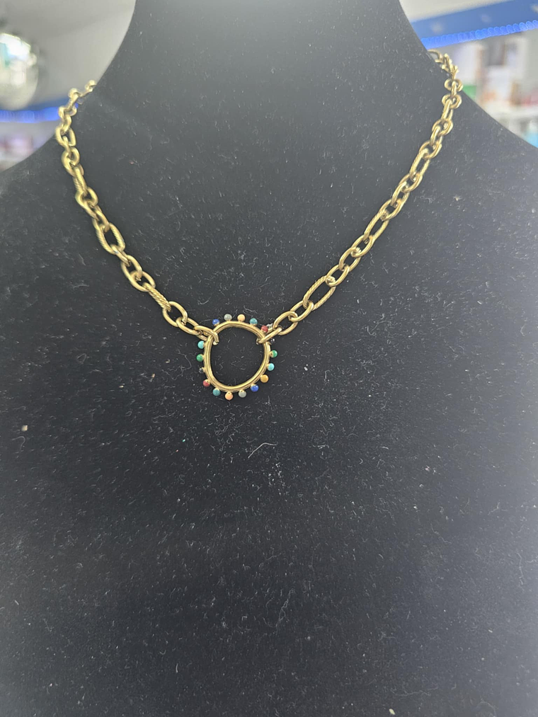 Colar Dourado com Pingente Circular Cravejado 1