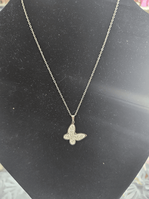 Colar Prateado Borboleta com Strass