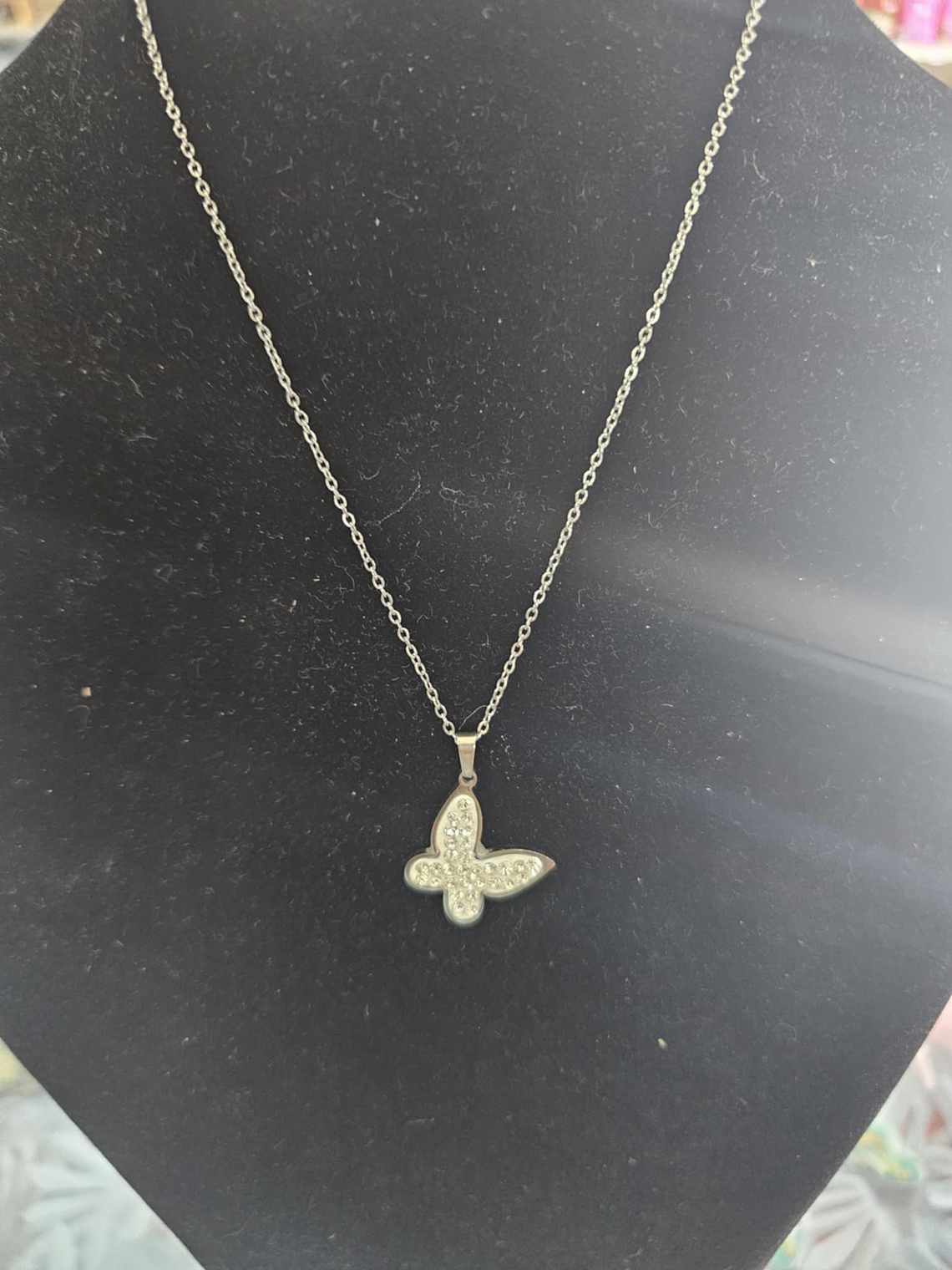 Colar Prateado Borboleta com Strass 1