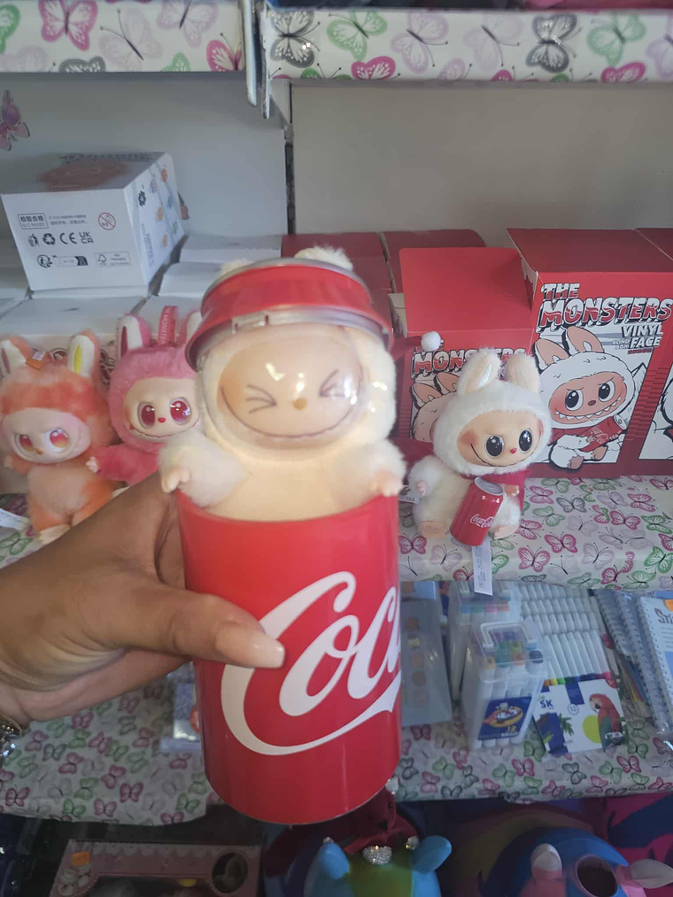 labubu na lata coca cola 1