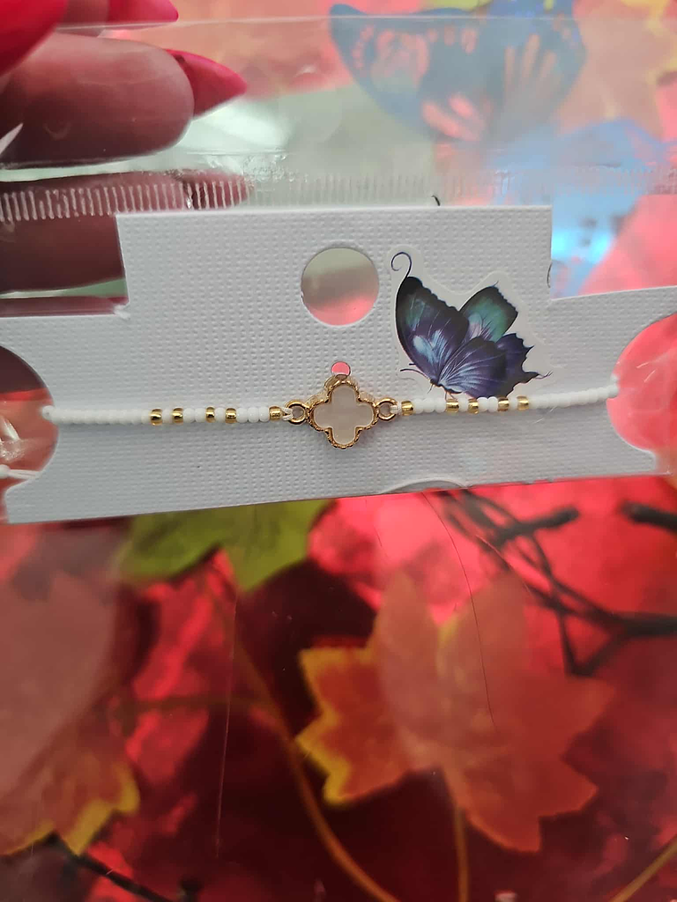 Pulseira  com trevo dourado 2